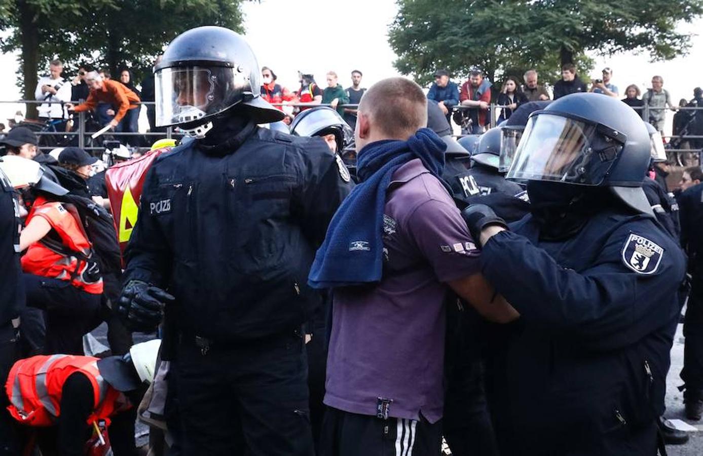 La policía comienza a arrestar a manifestantes. La policía arresta a un manifestante durante la manifestación «Welcome to Hell» contra la cumbre del G20 en Hamburgo