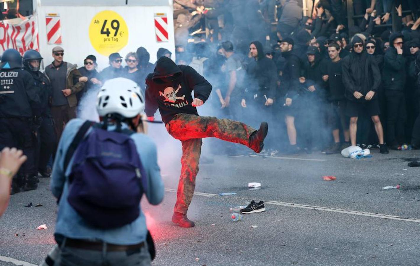 Bengalas en la manifestación. Algunos manifestantes lanzan bengalas a la policía que acompaña a los cañones de agua.