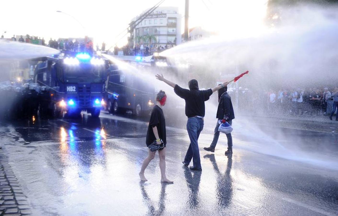 Cañones de agua. La policía antidisturbios usa cañones de agua durante la manifestación «Welcome to Hell» contra la cumbre del G20 en Hamburgo