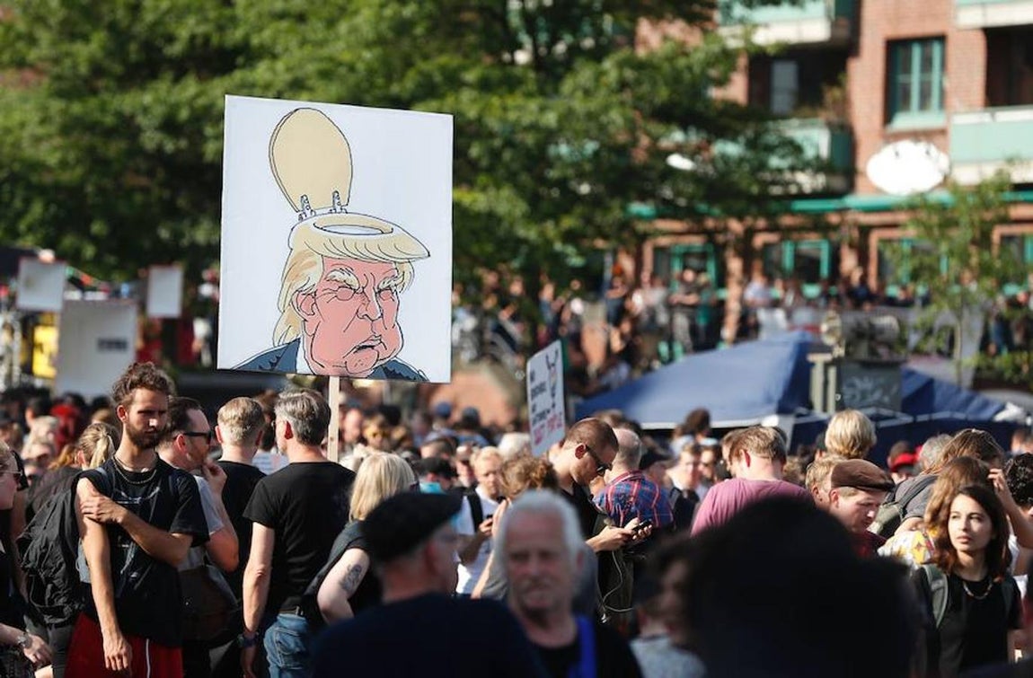 Hamburgo contra Trump. Unos manifestantes muestran una pancarta con el dibujo de Donal Trump con una tapa de váter en la cabeza durante el «Welcome to Hell».