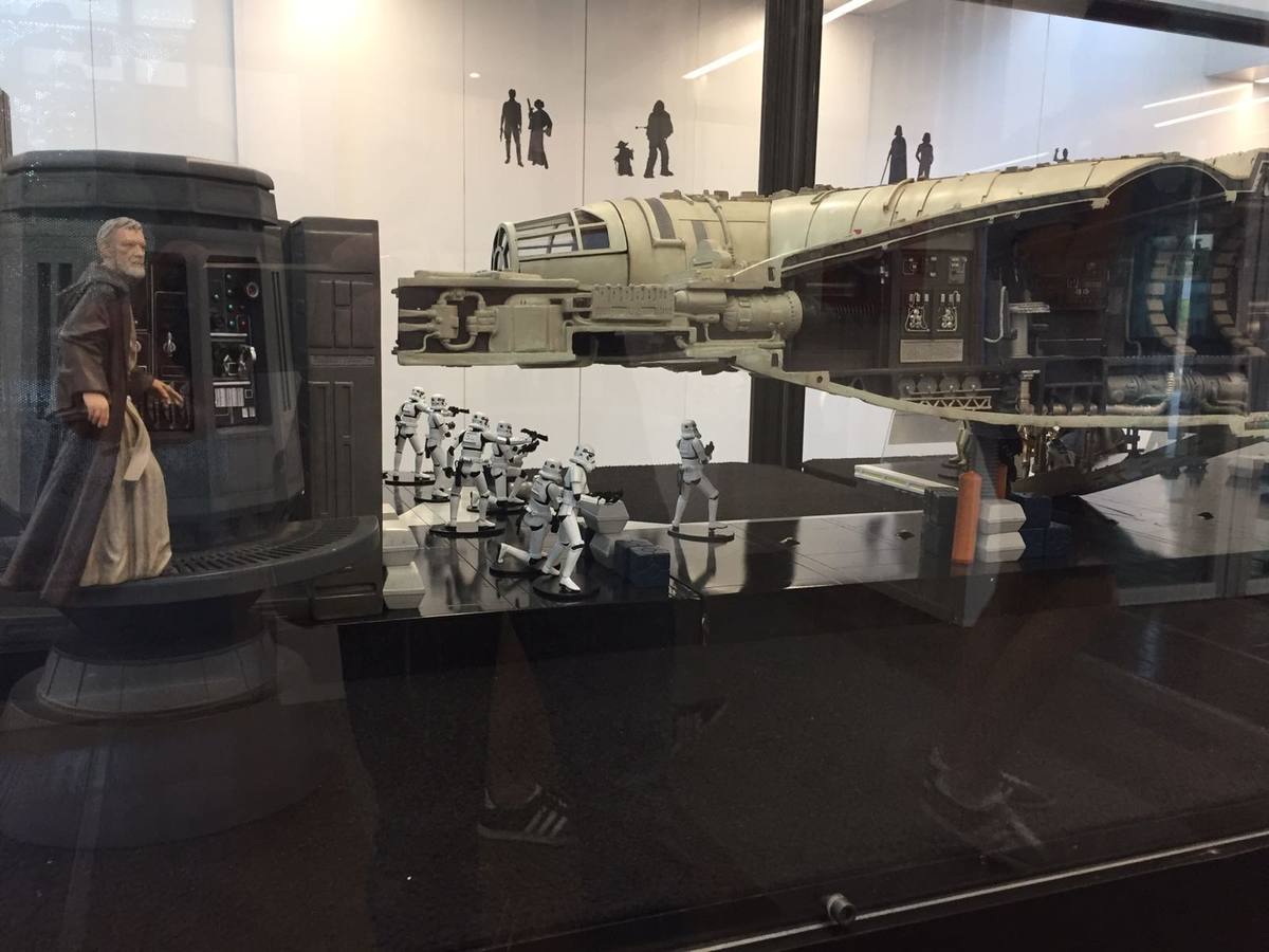 Decenas de figuras, trajes, elementos de rodaje y otros objetos de culto de Star Wars se exhiben en el Muelle de las Delicias