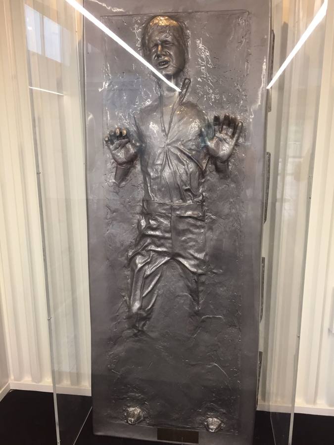 Decenas de figuras, trajes, elementos de rodaje y otros objetos de culto de Star Wars se exhiben en el Muelle de las Delicias