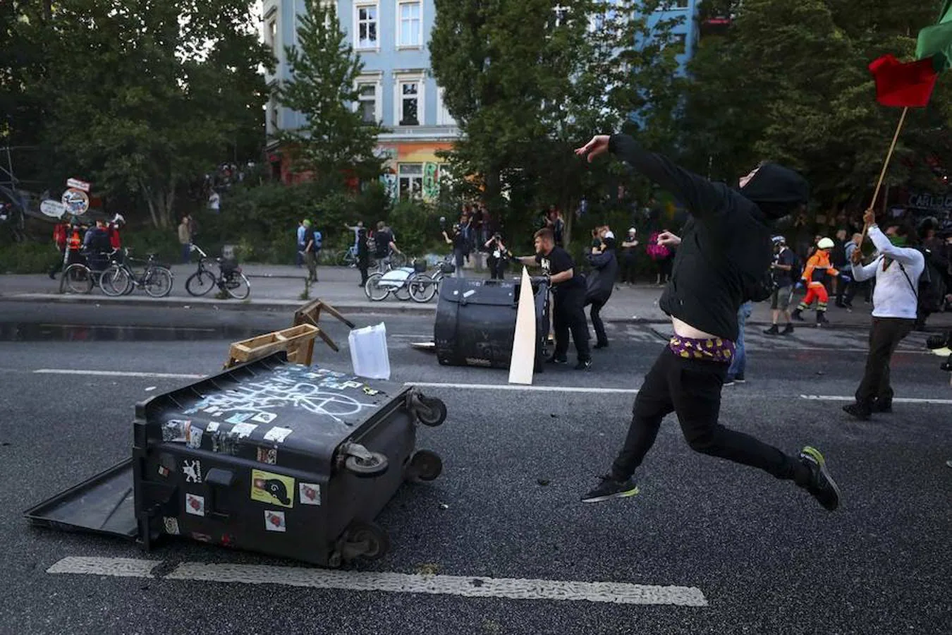 Las agresiones más frecuentes de los activistas encapuchados consisten en arrojar botellas y todo tipo de objetos contundentes a la Policía.