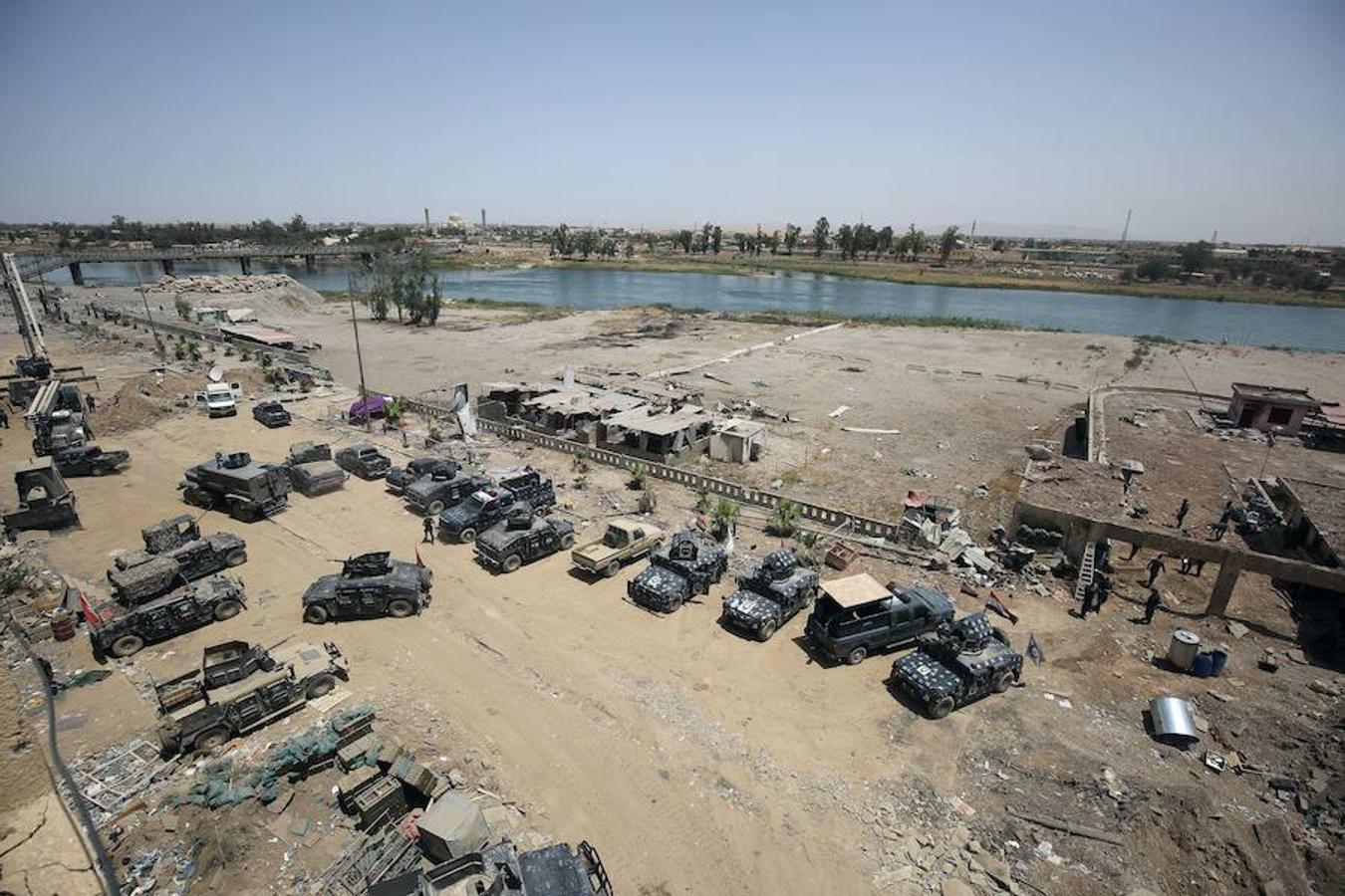 Las tropas iraquíes lograron alcanzar la rivera occidental del río Tigris e impedían así cualquier posibilidad de huida a los milicianos del grupo yihadista que aún permanecían atrincherados en el casco histórico de la ciudad.
