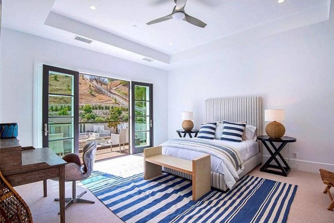 Habitación con escritorio.