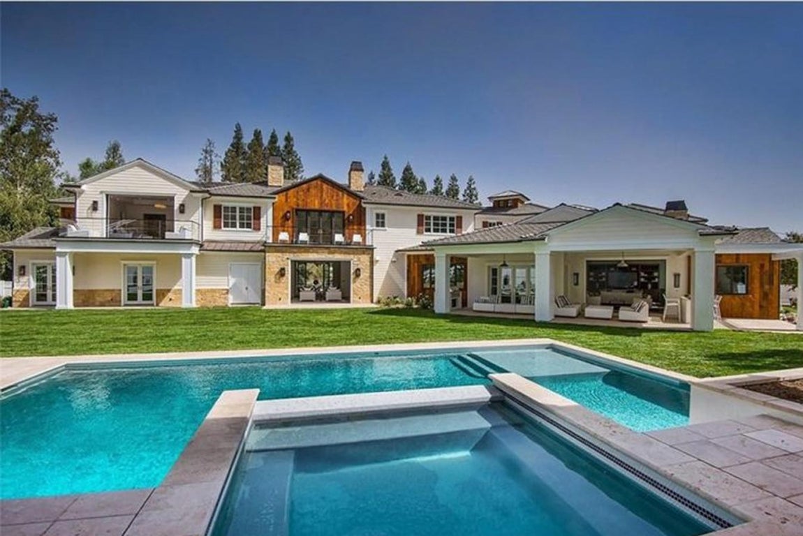 Parte recreativa de la mansión, piscinas, porsche y living room.