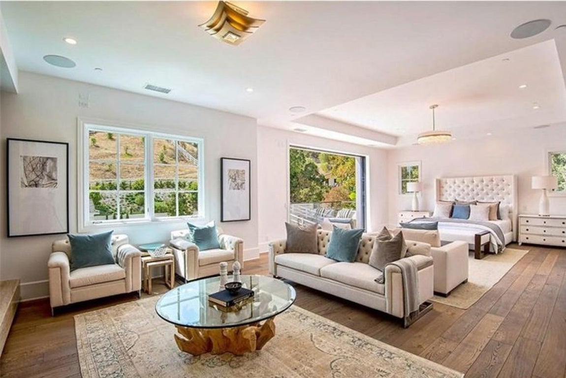 Estancia de lectura dentro de la suite.