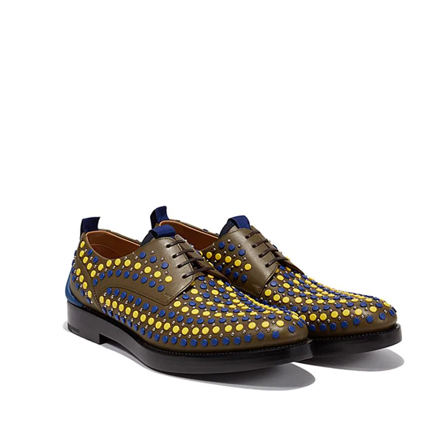 Zapatos derby en piel de becerro con incrustaciones de tachuelas de colores (504 €).