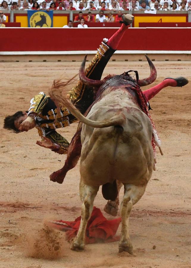 Espeluznantes imágenes de la cogida de Roca Rey en Pamplona