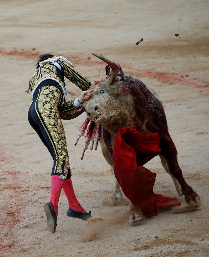 Espeluznantes imágenes de la cogida de Roca Rey en Pamplona