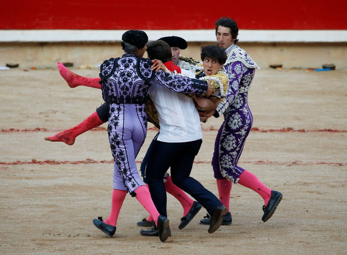 Espeluznantes imágenes de la cogida de Roca Rey en Pamplona
