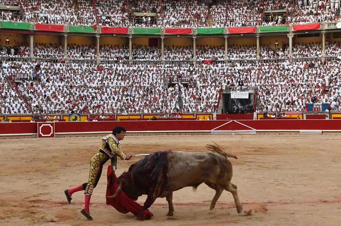 Espeluznantes imágenes de la cogida de Roca Rey en Pamplona