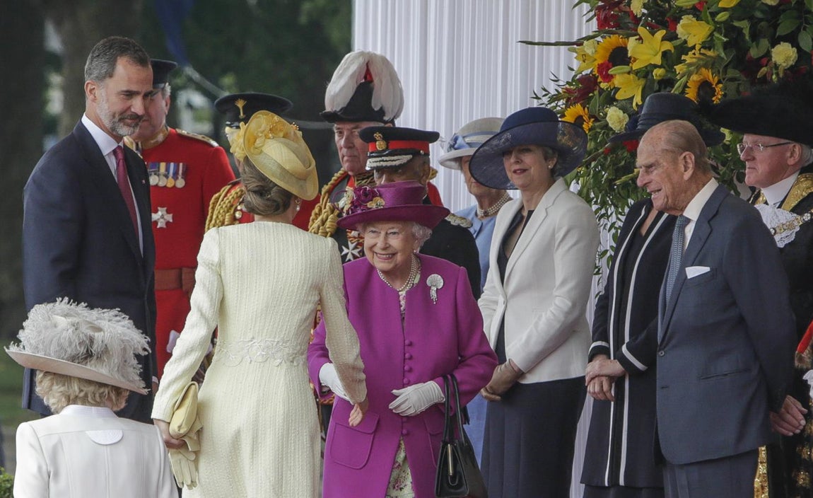 El recogido en forma de caracola de doña Letizia: un peinado muy español. 