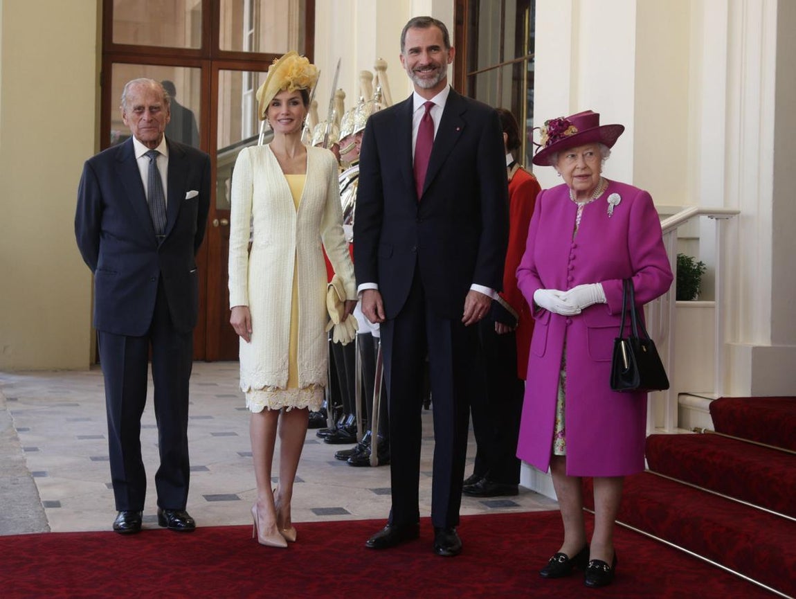 Doña Letizia luce unos zapatos en color nude. 