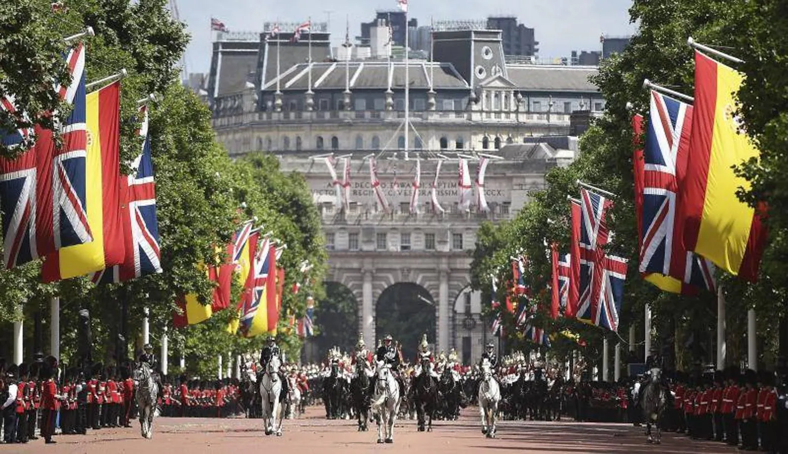 Vista del desfile celebrado con motivo de la recepción de bienvenida que la reina Isabel II de Inglaterra ofreció a los Reyes de España