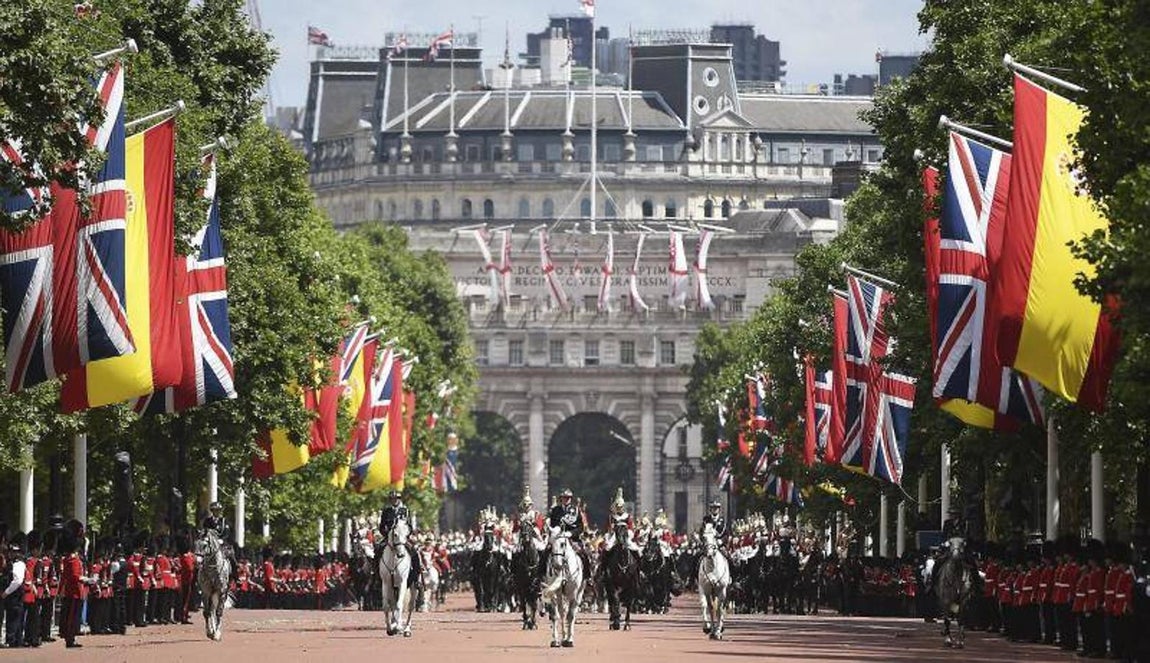 Vista del desfile celebrado con motivo de la recepción de bienvenida que la reina Isabel II de Inglaterra ofreció a los Reyes de España. 