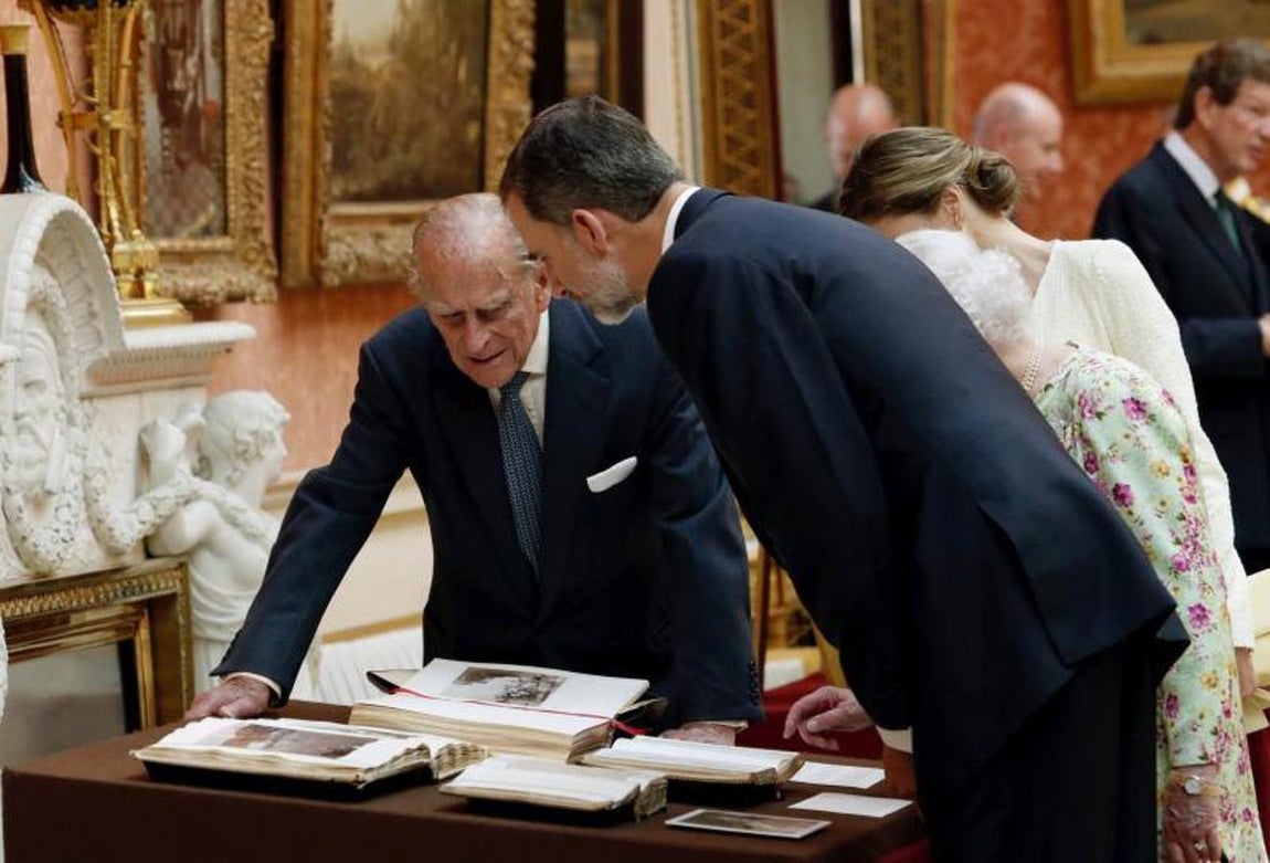 Los Reyes junto a la Reina Isabel II, y su marido, el duque de Edimburgo, durante la visita a una exposición de objetivos españoles pertenecientes a la colección Real en la Picture Gallery. 