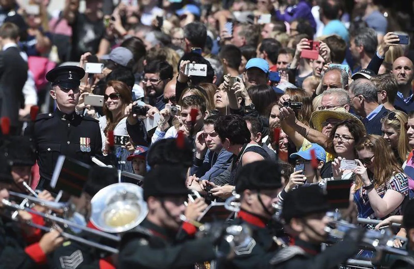 Numerosas personas asisten al Horse Guards Parade con motivo de la recepción de bienvenida que la reina Isabel II de Inglaterra ofreció a los Reyes de España