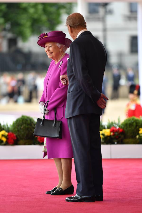 La Reina Isabel II y el Duque Felipe de Edimburgo, a la espera de la llegada de los Reyes de España.