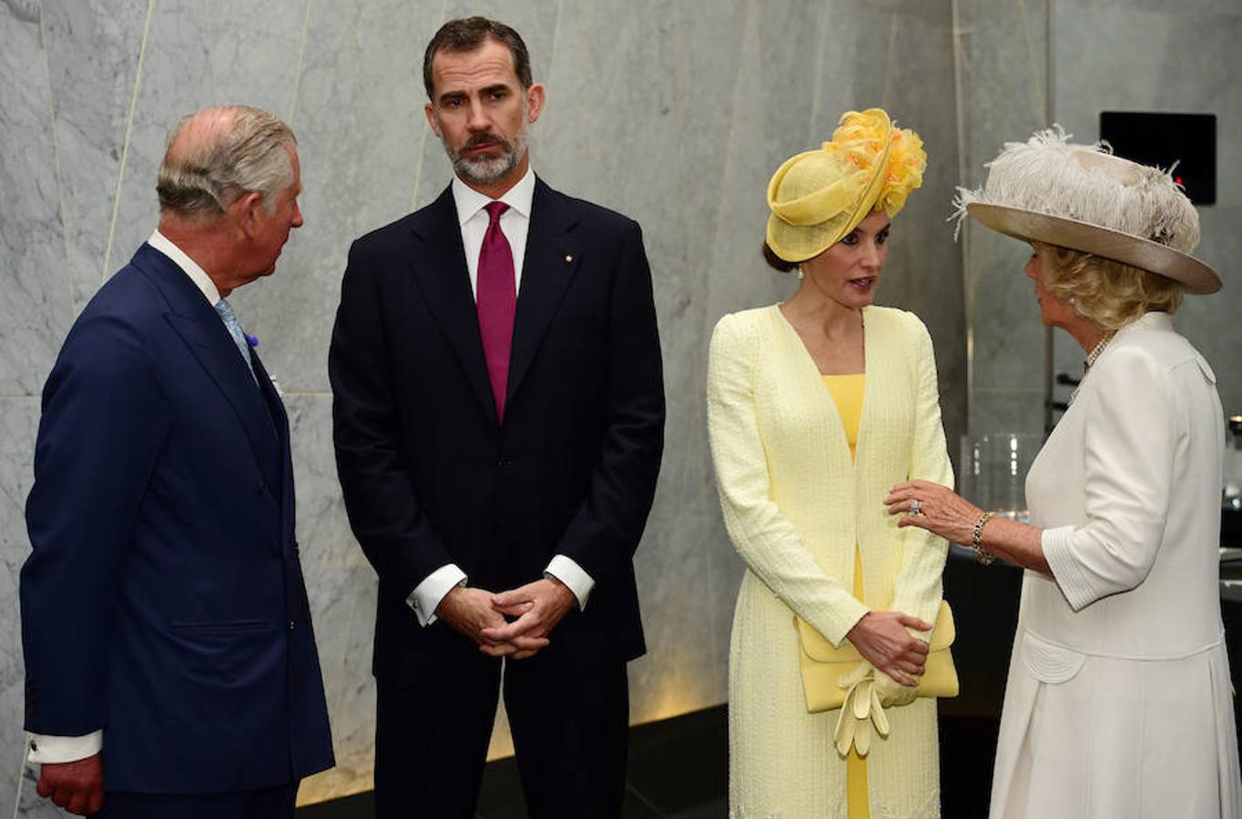 Los Príncipes Carlos y Camilla, Duques de Cornwall, hablan con Don Felipe y Doña Letizia en el hotel en que los Reyes de España se alojan.