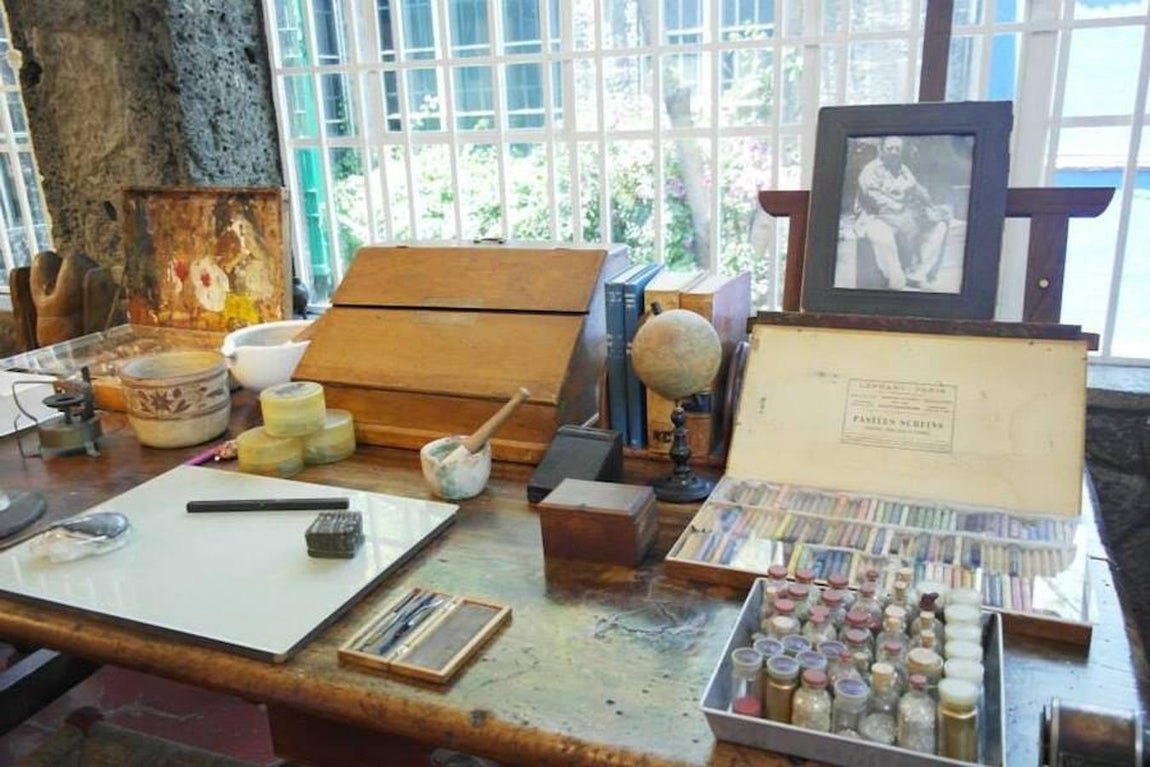 Lugar de trabajo de Frida Kahlo. En esta casona se encuentran algunas de las obras importantes de la artista: Viva la Vida (1954), Frida y la cesárea (1931), Retrato de mi padre Wilhem Kahlo (1952), entre otras