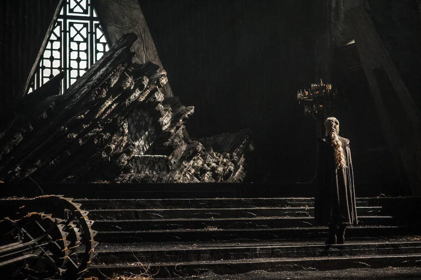 Daenerys frente al trono de Rocadragón. 