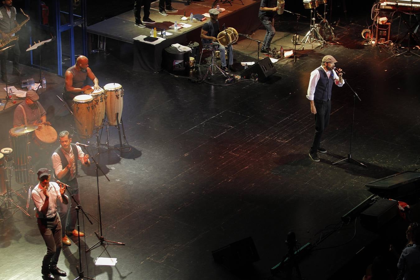 Juan Luis guerra demuestra en Sevilla que canta y baila con la elegancia, la humildad y el respeto de los grandes