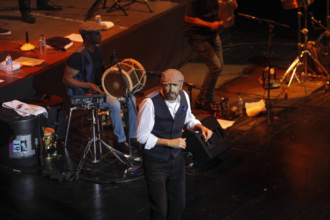 Juan Luis guerra demuestra en Sevilla que canta y baila con la elegancia, la humildad y el respeto de los grandes