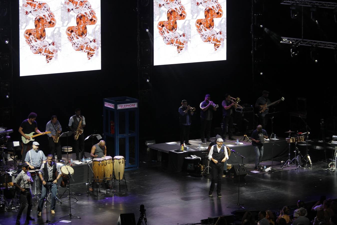 Juan Luis guerra demuestra en Sevilla que canta y baila con la elegancia, la humildad y el respeto de los grandes