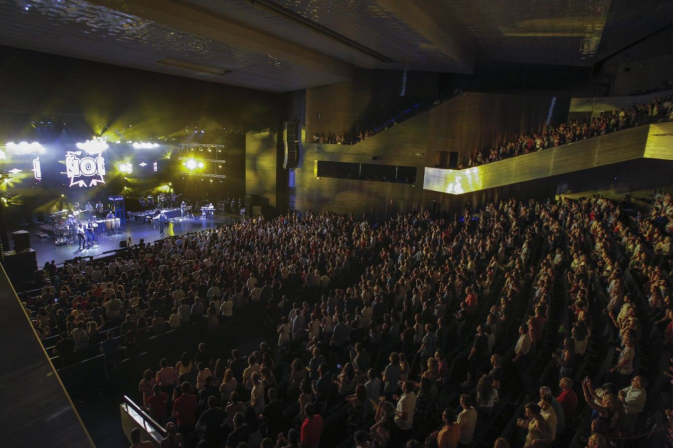 Juan Luis guerra demuestra en Sevilla que canta y baila con la elegancia, la humildad y el respeto de los grandes