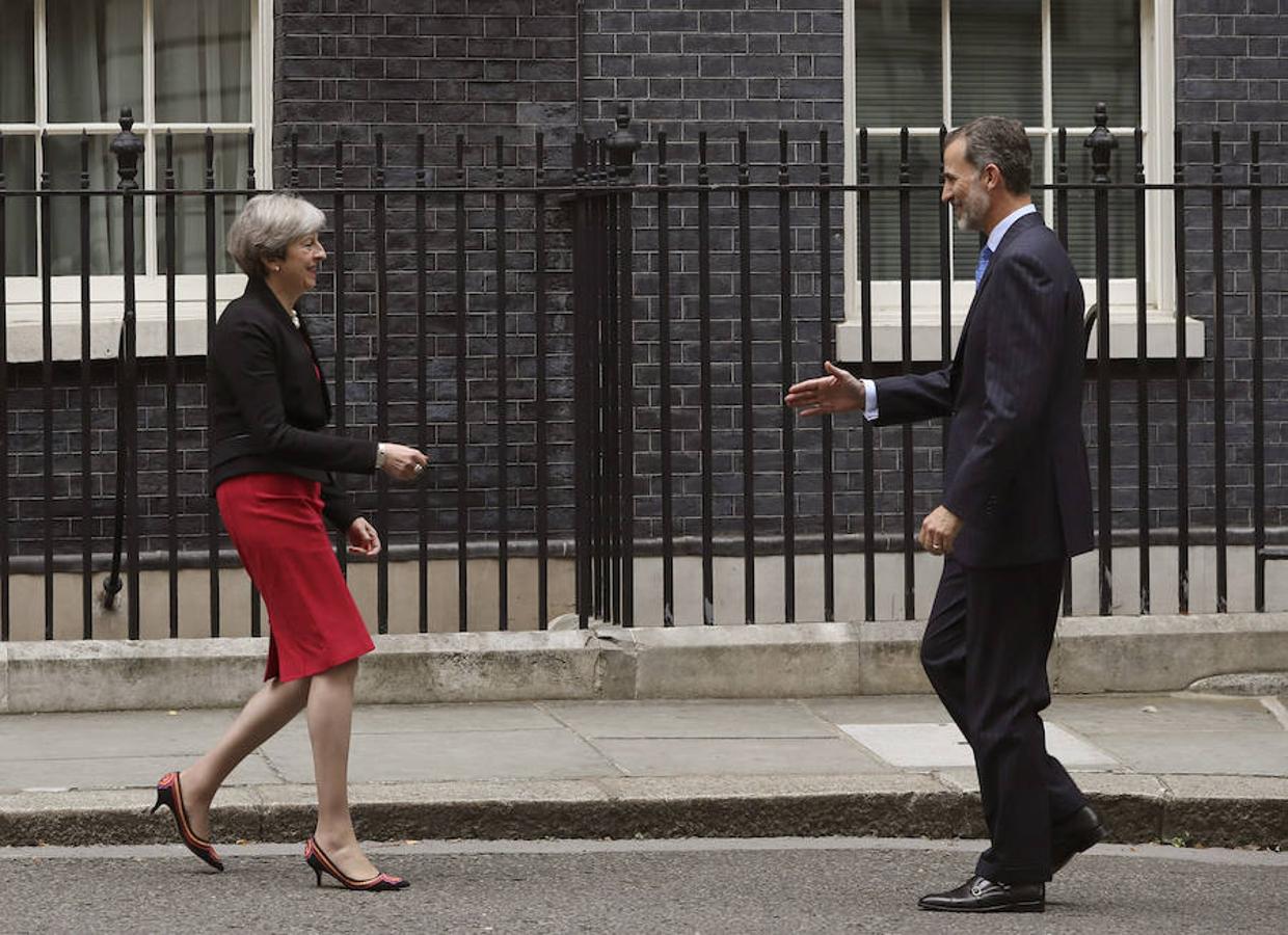 La primera ministra británica, Theresa May, recibe al rey Felipe ante el 10 de Downing Street, donde han mantenido un almuerzo hoy. Efe