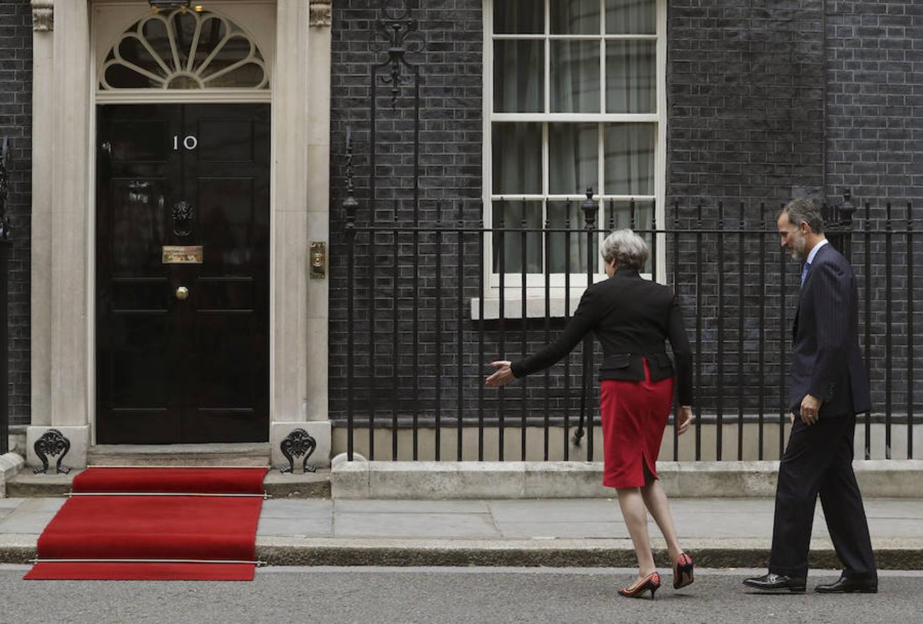 La primera ministra británica, Theresa May, recibe al rey Felipe ante el 10 de Downing Street, donde han mantenido un almuerzo hoy, en la segunda jornada de la visita oficial de los Reyes de España al Reino Unido. Efe