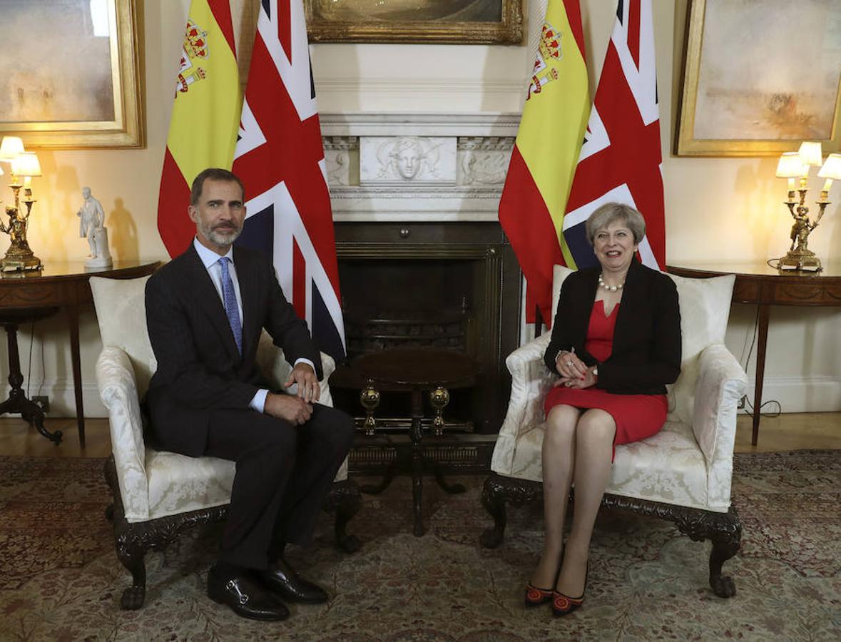 El rey Felipe junto a la primera ministra británica, Theresa May, ante el 10 de Downing Street, donde han mantenido un almuerzo hoy. Efe