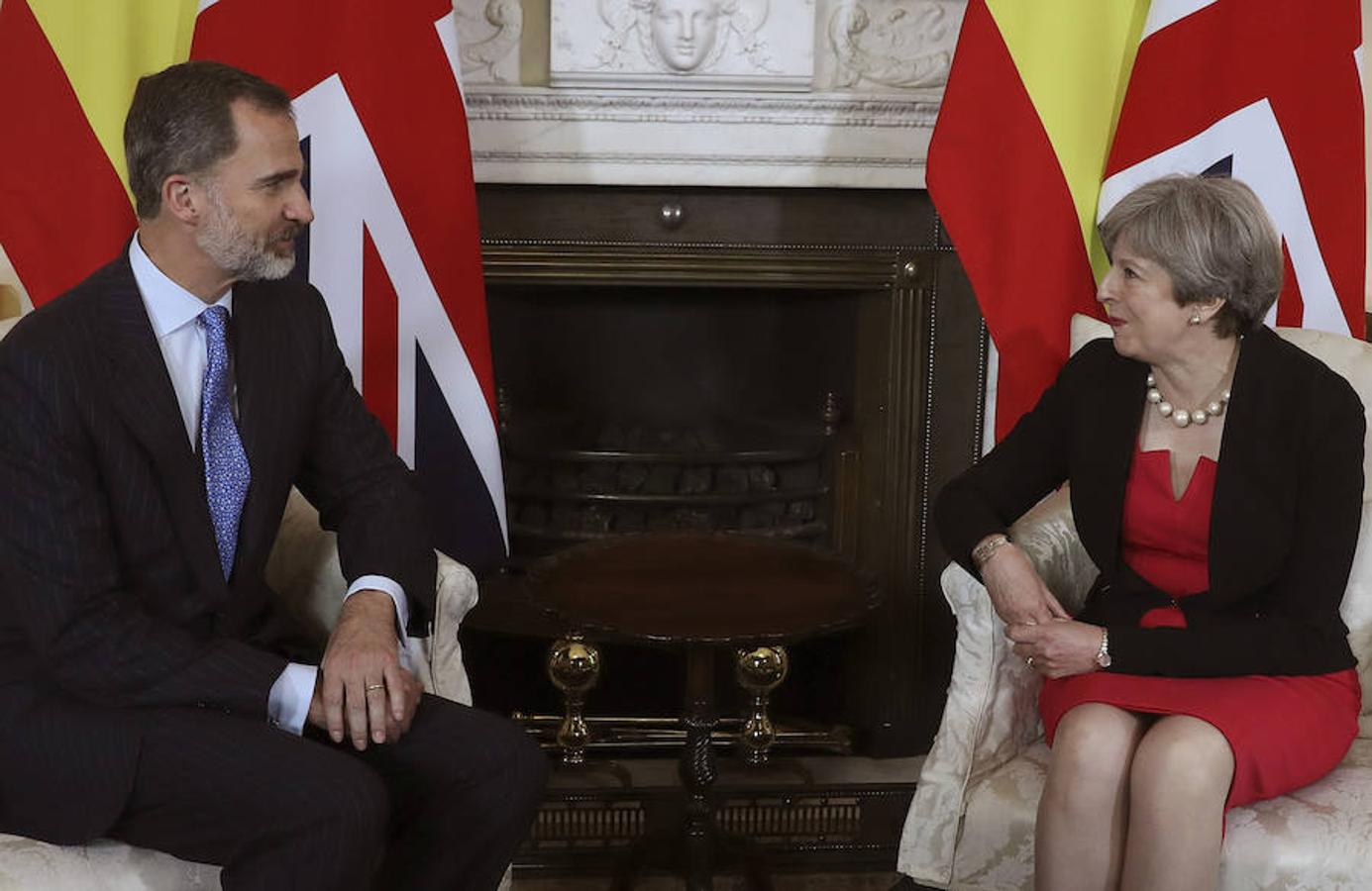 El rey Felipe junto a la primera ministra británica, Theresa May, ante el 10 de Downing Street, donde han mantenido un almuerzo hoy. Efe