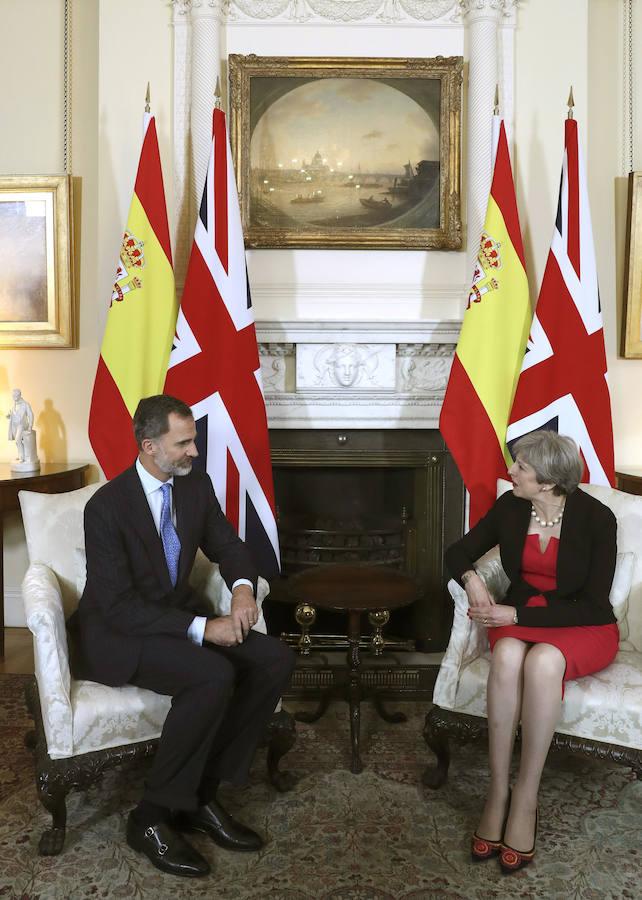 El rey Felipe junto a la primera ministra británica, Theresa May, ante el 10 de Downing Street, donde han mantenido un almuerzo hoy. Efe