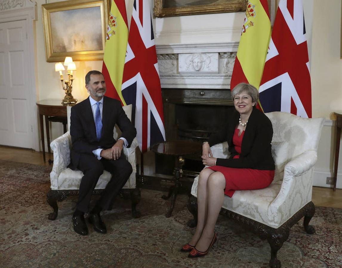 El rey Felipe junto a la primera ministra británica, Theresa May, ante el 10 de Downing Street, donde han mantenido un almuerzo hoy. Efe