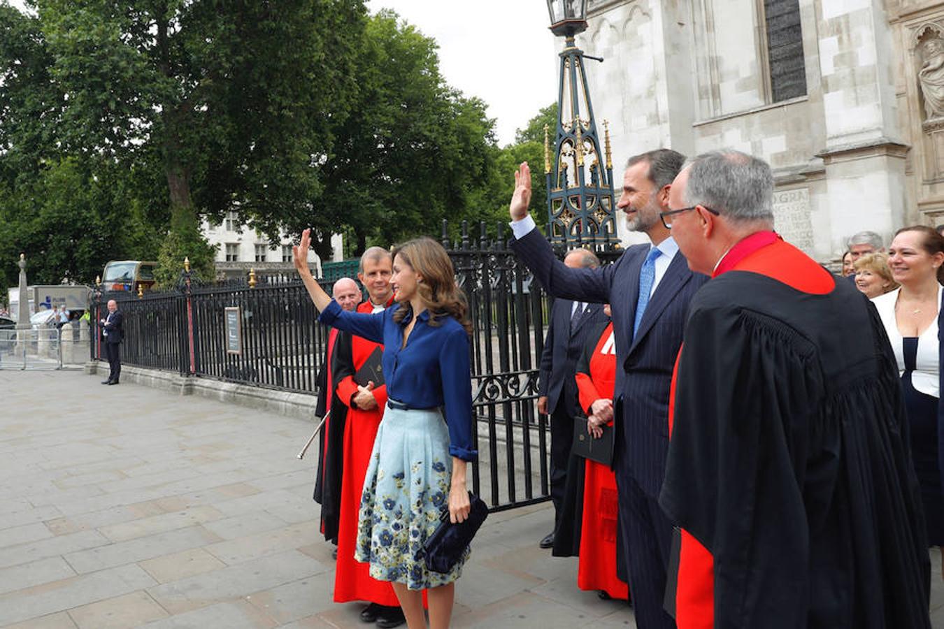 El rey Felipe y la reina Letizia saludan tras la visita realizada hoy a la abadía de Westminster, en la segunda jornada de la visita Oficial de los Reyes de España al Reino Unido. Efe