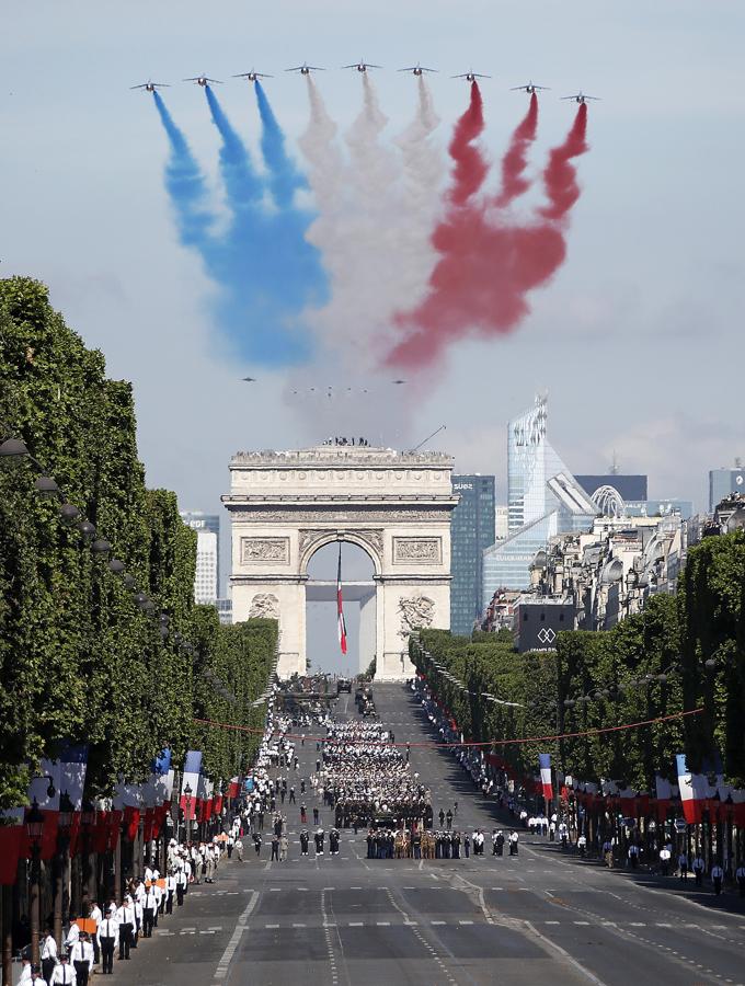 Aviones de la fuerza aérea francesa dibujaron la enseña nacional en el cielo de París