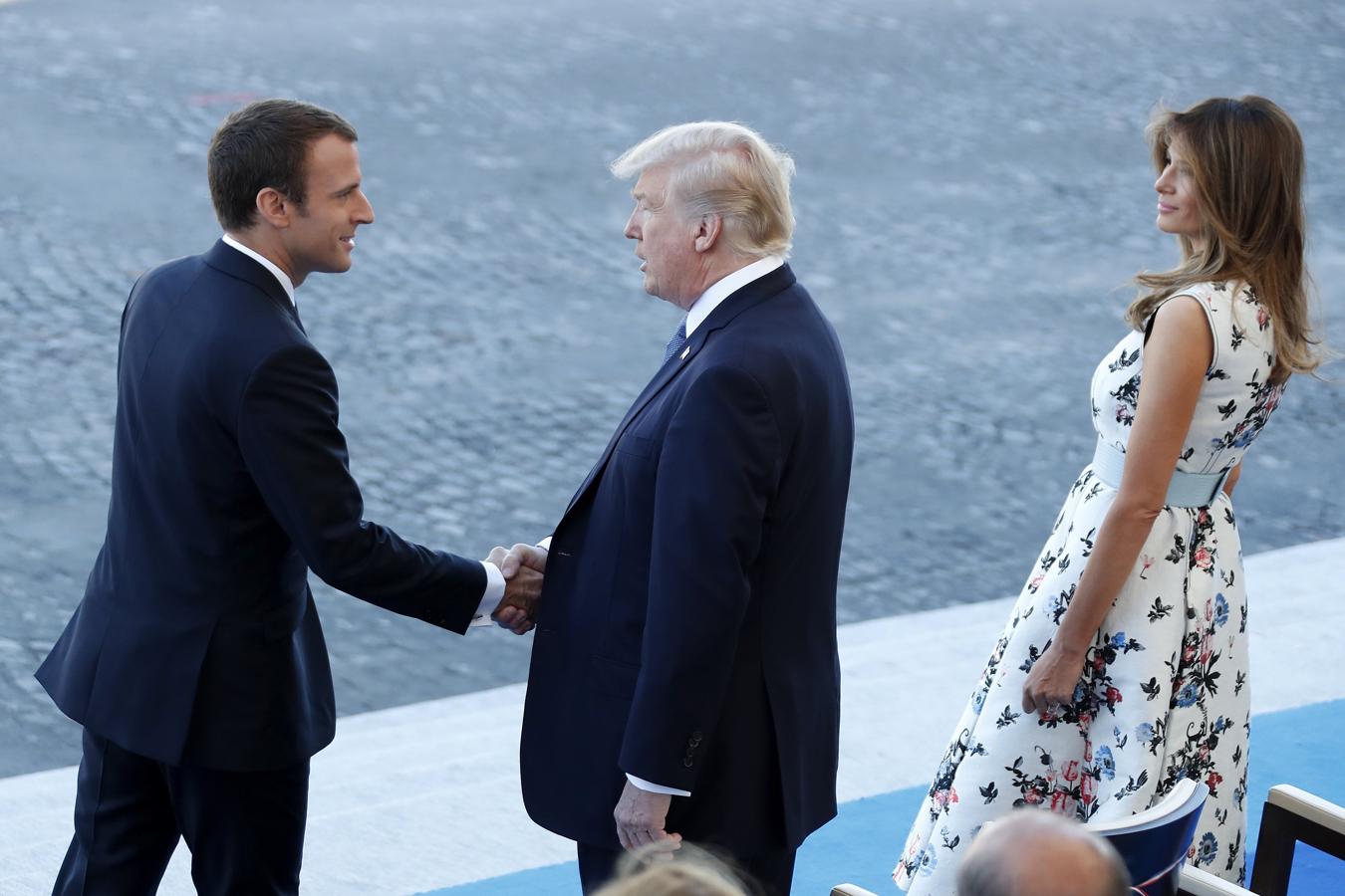 Donald Trump y Enmanuel Macron se estrechan la mano