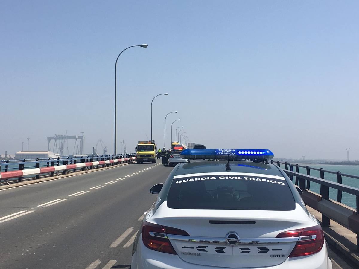 Fotos: Cae un camión al agua desde el Puente Carranza de Cádiz