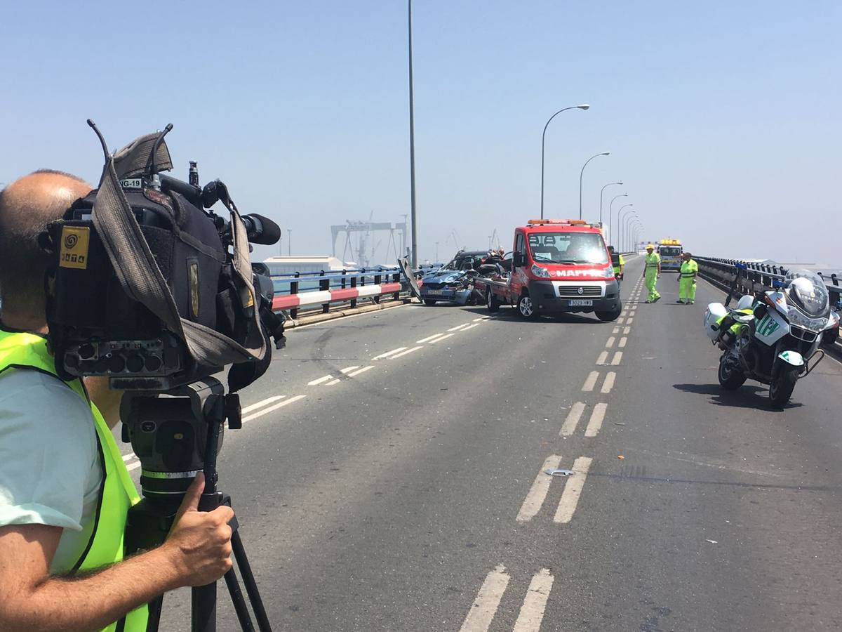 Fotos: Cae un camión al agua desde el Puente Carranza de Cádiz