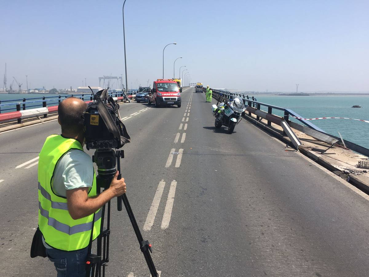 Fotos: Cae un camión al agua desde el Puente Carranza de Cádiz