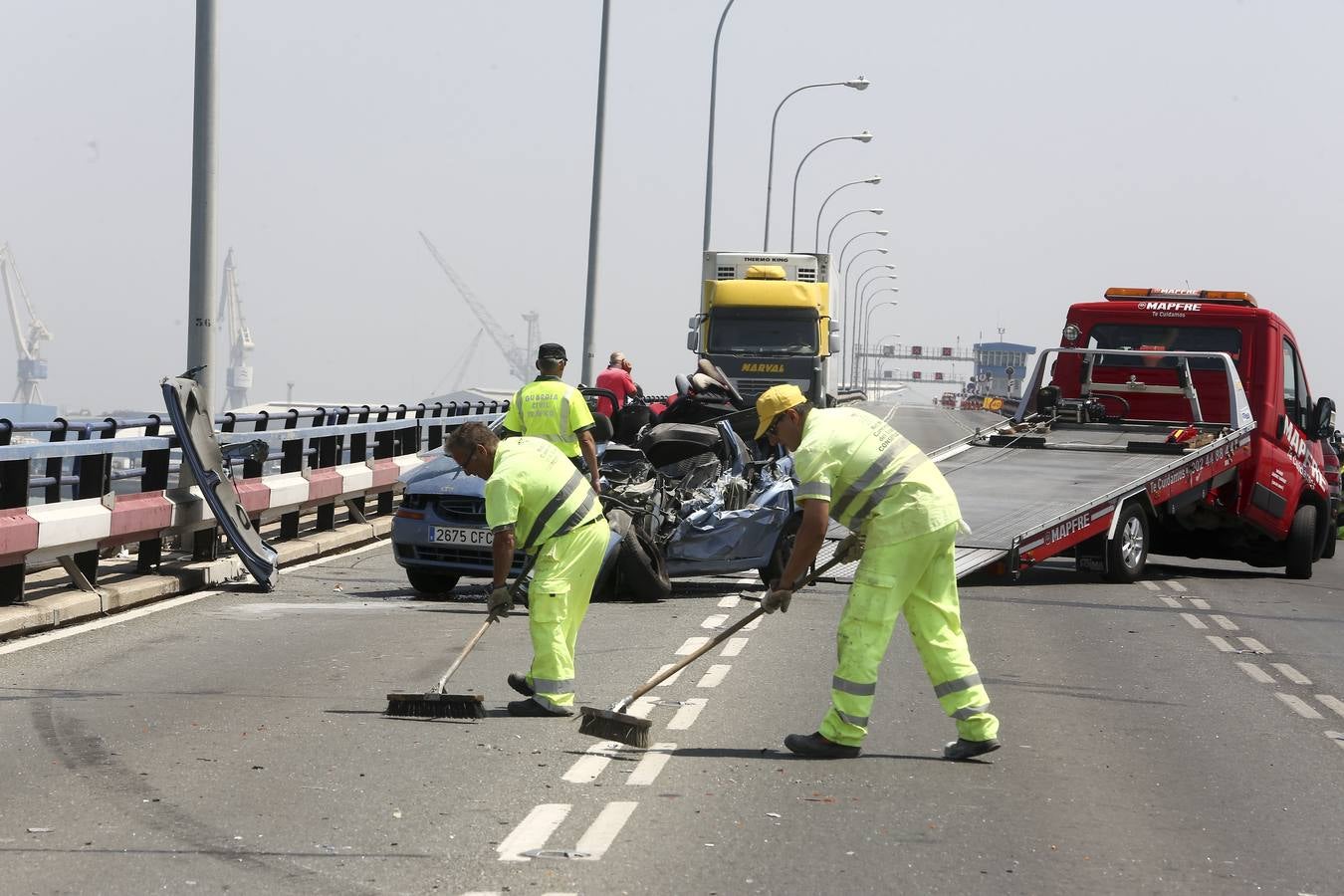 Fotos: Cae un camión al agua desde el Puente Carranza de Cádiz