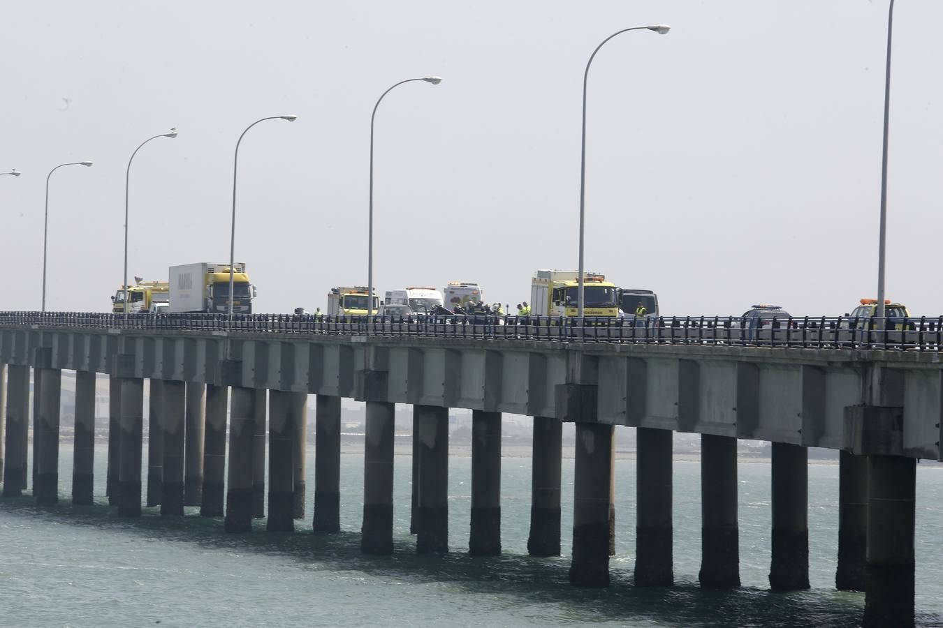 Fotos: Cae un camión al agua desde el Puente Carranza de Cádiz