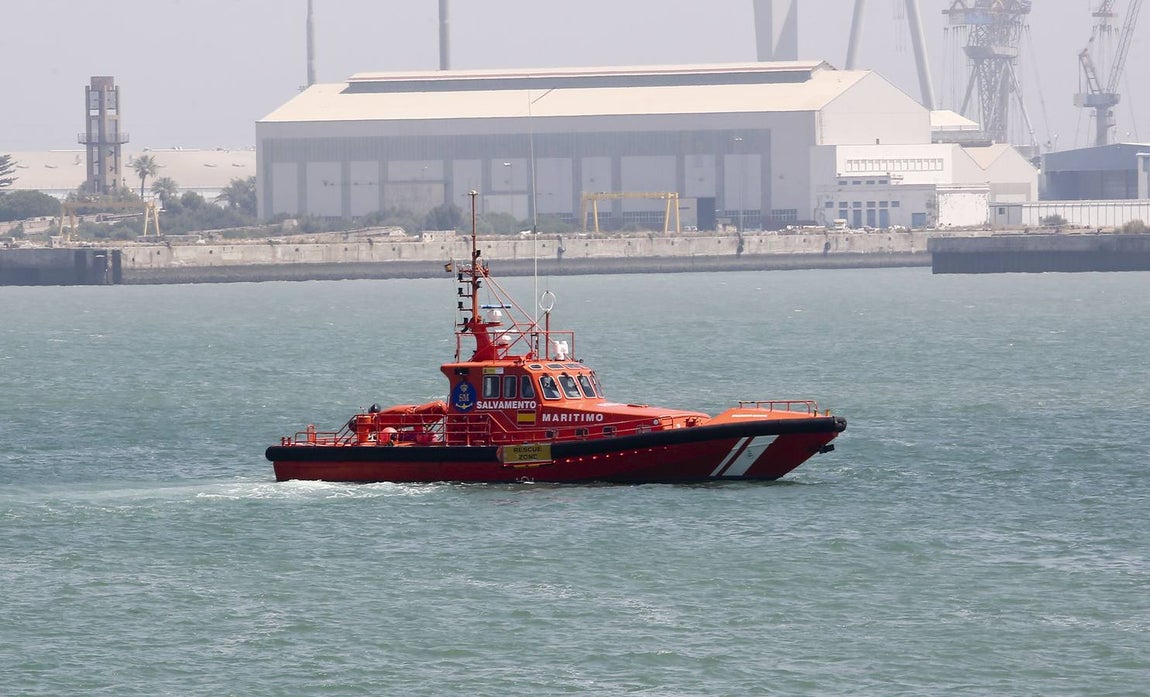 Fotos: Cae un camión al agua desde el Puente Carranza de Cádiz