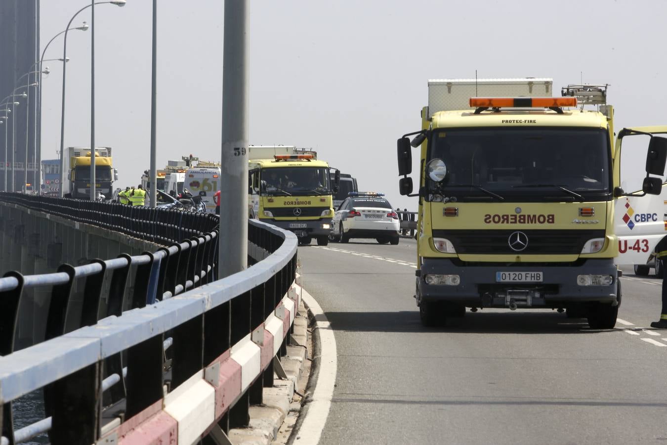 Fotos: Cae un camión al agua desde el Puente Carranza de Cádiz