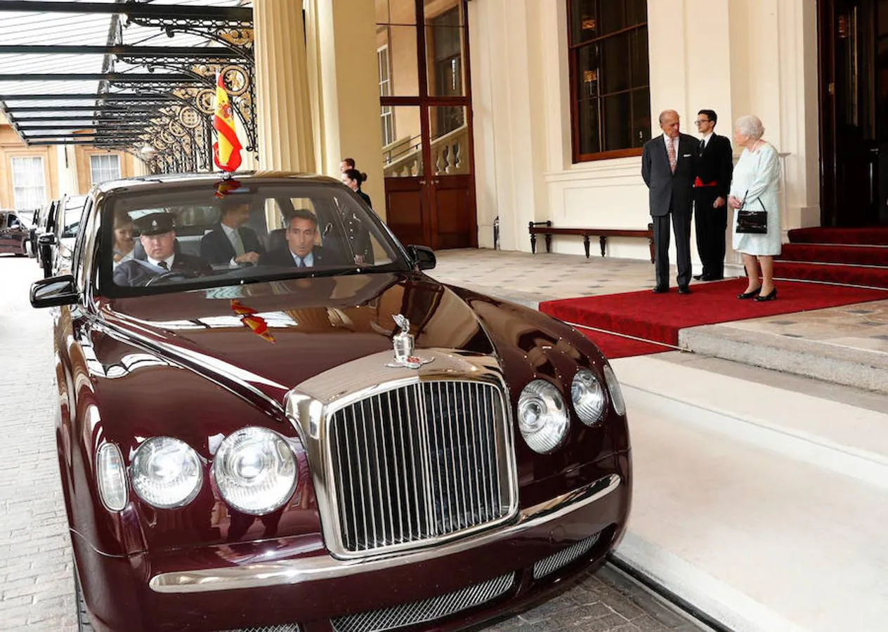 Los Reyes Felipe y Letizia llegan en coche al palacio de Buckingham para ser despedidos oficialmente por la reina Isabel II y su marido, el duque de Edimburgo, tras su visita de Estado de tres días a Reino Unido. Efe