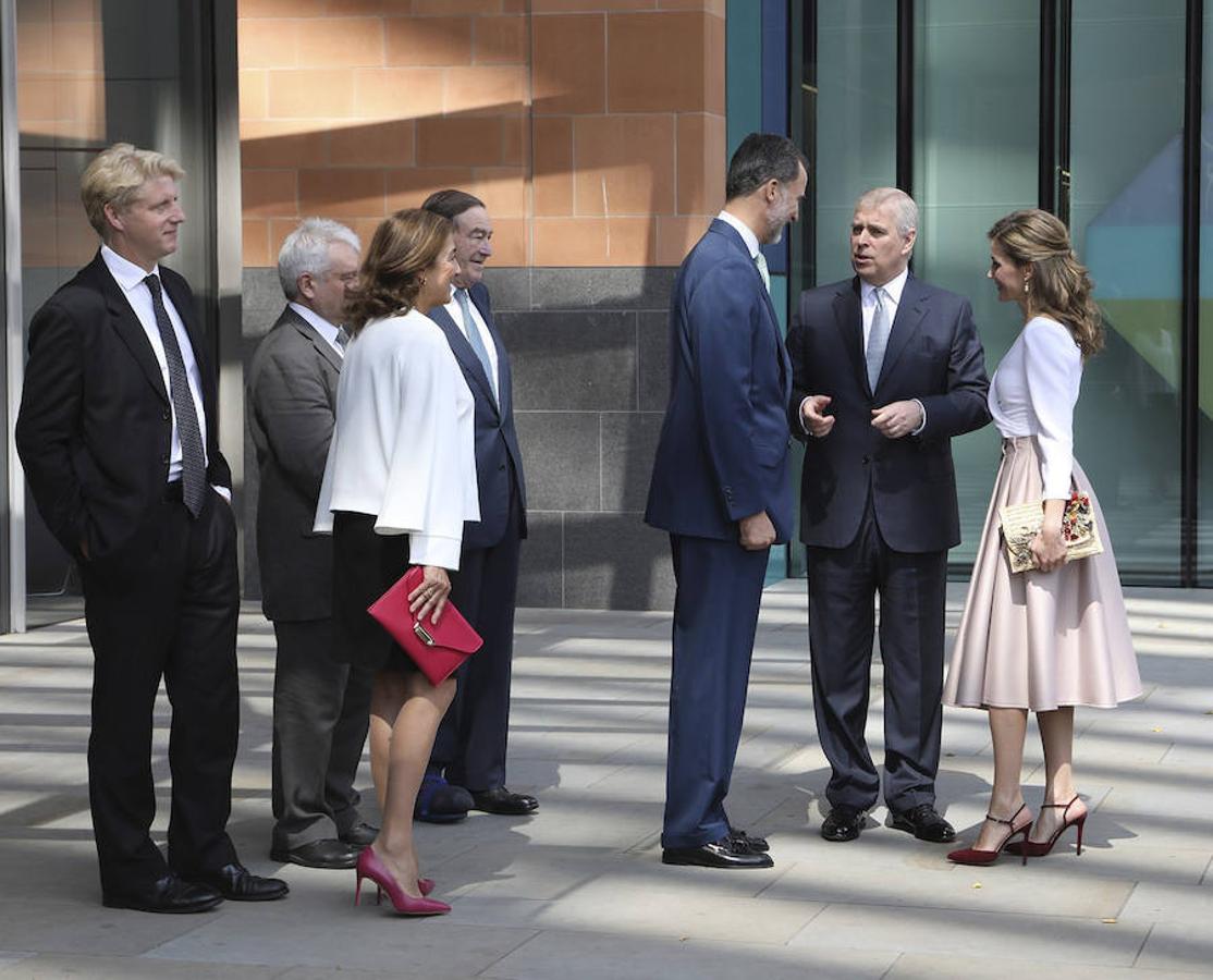 Los Reyes Felipe y Letizia conversan con el prícinpe Andrés, Duque de York, durante su visita hoy al instituto de investigación biomédica Francis Crick de Londres, en la última jornada de su visita oficial al Reino Unido. Efe