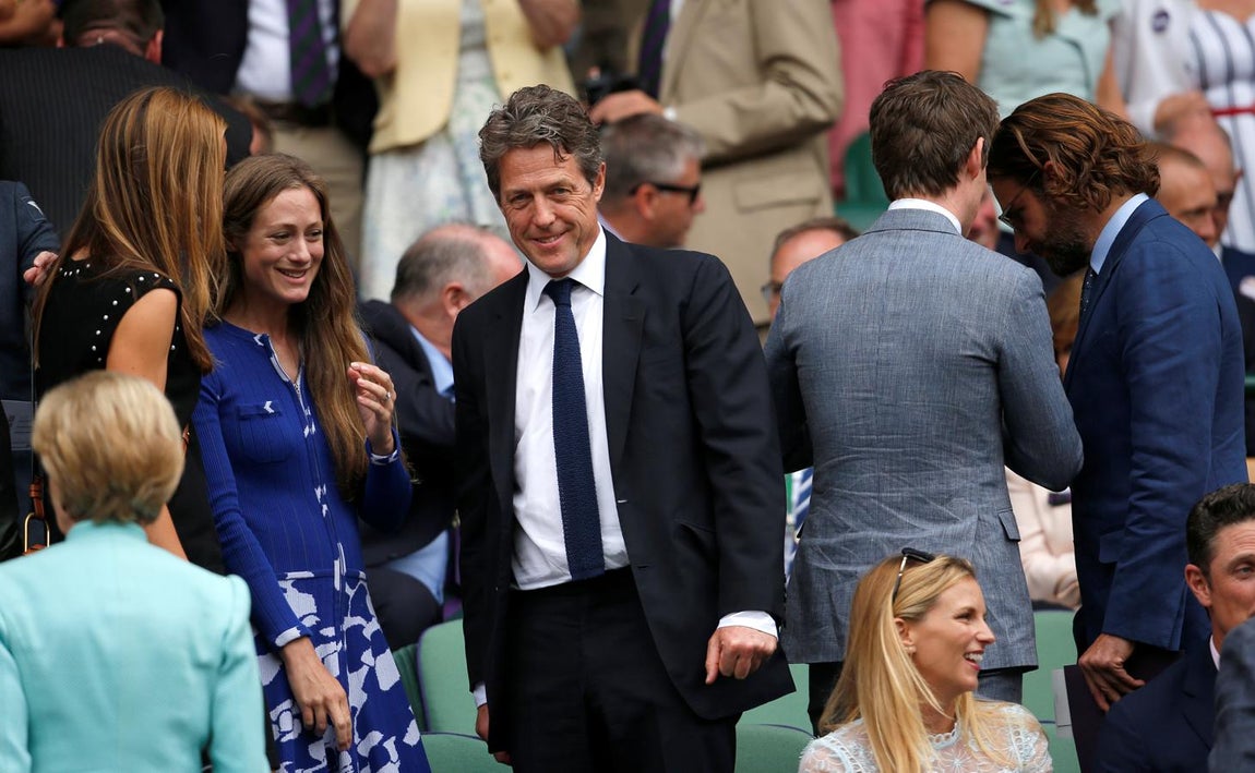 Hugh Grant, Eddie Redmayne y Bradley Cooper. Tres de los actores británicos más internacionales: Hugh Grant (primer plano), Bradley Cooper y Eddie Redmayne (a la derecha) coinciden en la final masculina de tenis en Wimbledon