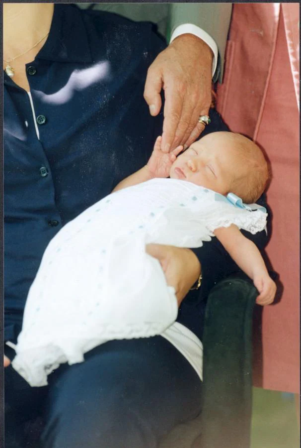 Primera aparición. La Infanta Elena muestra a su primogénito ante los medios de comunicación el 17 de julio de 1998. Felipe de Marichalar es el primer nieto de los actuales Reyes Eméritos y el cuarto en la línea de sucesión.